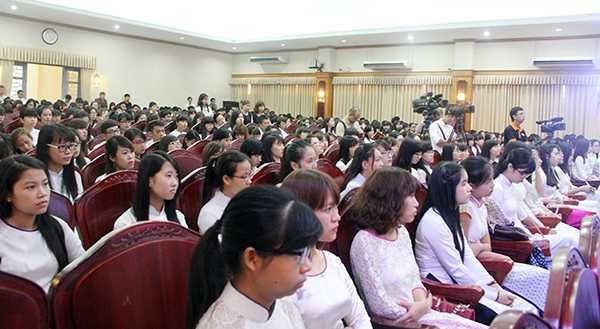 Hàng trăm sinh viên ĐH Khoa học Xã hội Nhân văn chăm chú lắng nghe các chia sẻ của Phó Thủ tướng Vũ Đức Đam (Ảnh: Phạm Thịnh)