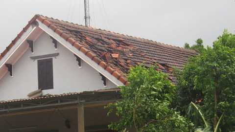 Nhiều nhà kiên cố cũng bị tốc mái.