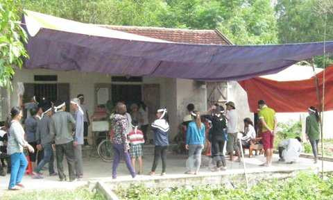 Gia đình làm lễ mai táng cho chị Hương.