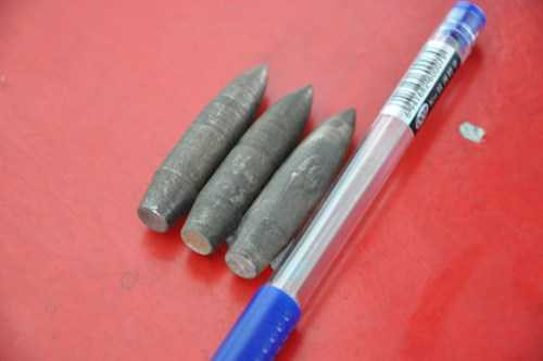 Một số đầu đạn được bắn ra từ nhóm tàu lạ.