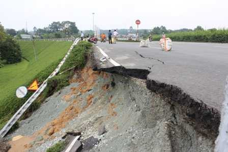 TP.HCM: Cầu vượt sạt lở, cây cổ thụ đè sập cung văn hóa