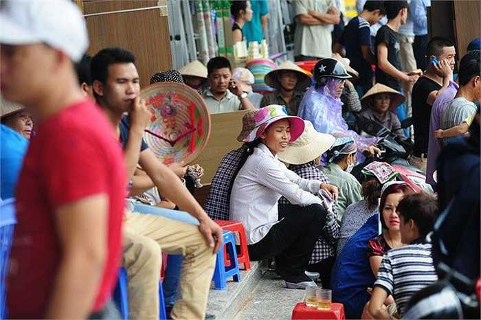 Khoảng 10h sáng 16/9, người dân bất ngờ phát hiện cột khói bốc lên theo hộp kỹ thuật ở các tầng trên cùng và bốc thẳng ra cửa sổ của tầng cao toà HH 4A. 