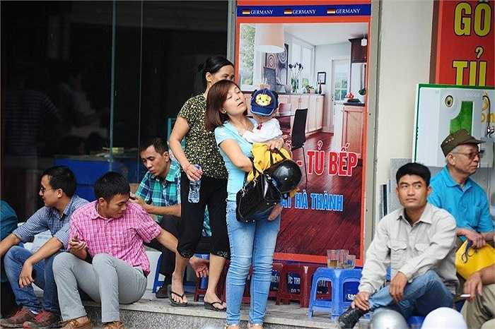 Chị Như, nhà ở tầng 16 khu HH 4A phải đưa con đi di tản vì chưa được trở về nhà. 