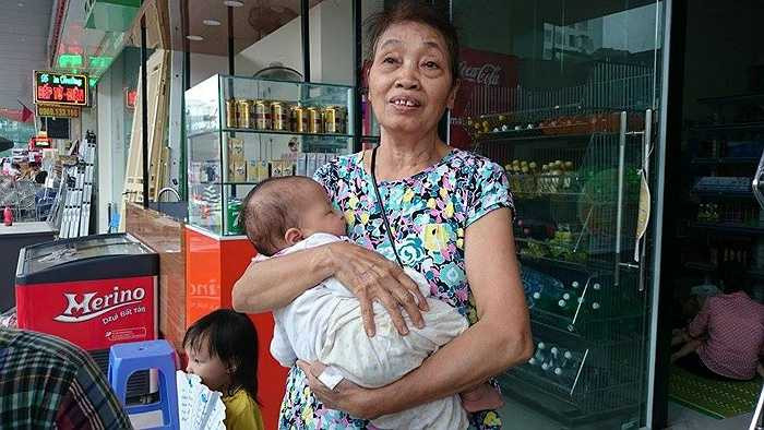 Bác Hòa bế cháu gái 4 tháng tuổi lần theo đường cầu thang bộ từ tầng 13 xuống, bác cho biết, vừa được bàn giao nhà chưa được 1 tháng thì xảy ra sự cố. (Thực hiện: Việt Linh)