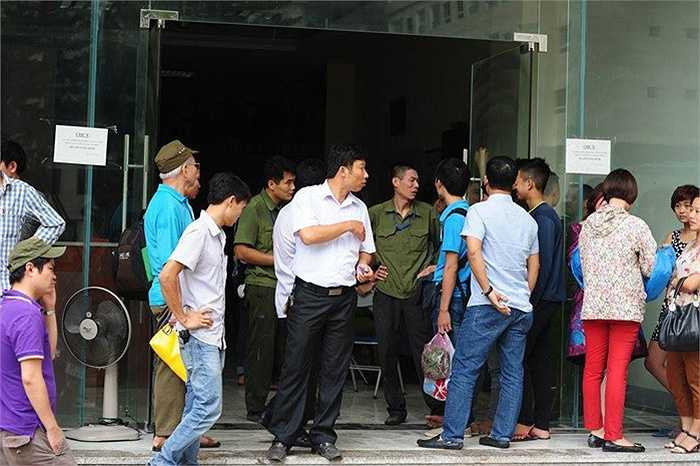 Thời điểm 13h30, khu chung cư vẫn đang bị cắt điện, nhiều người sau khi ra ngoài đã tập trung bàn tán về vụ cháy. 