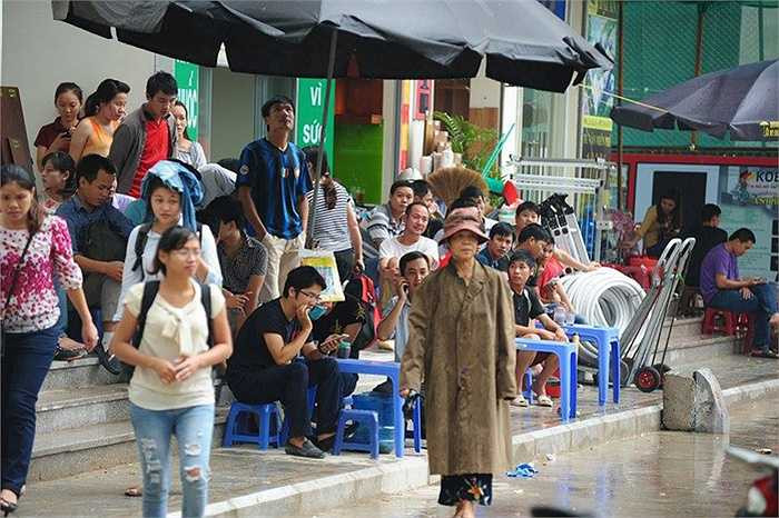 Khu vực xung quanh chung cư HH4 Linh Đàm nhốn nháo. 