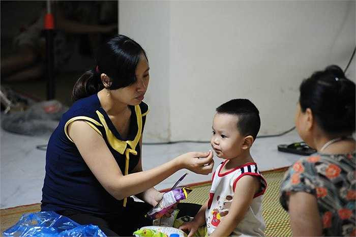 Ban quản lý tòa nhà bố trí chỗ nghỉ tạm thời cho người dân khu HH 4A sang tầng 2 khu HH 4C.