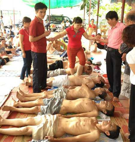 Chữa bệnh bằng... chân