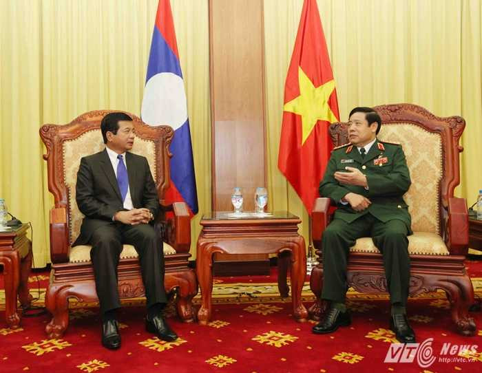 Đại tướng Phùng Quang Thanh và Đại sứ Sổm-phon Chỉ-sạ-lơn tại buổi tiếp - Ảnh: Hồng Pha