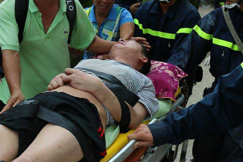 Đang giải cứu nhiều người mắc kẹt trong chung cư bốc cháy ở Hà Nội