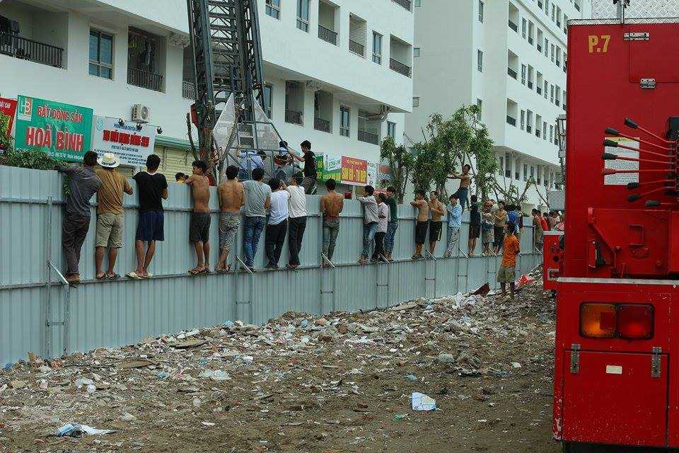 Đang giải cứu nhiều người mắc kẹt trong chung cư bốc cháy ở Hà Nội