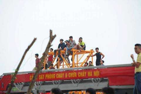 Đang giải cứu nhiều người mắc kẹt trong chung cư bốc cháy ở Hà Nội