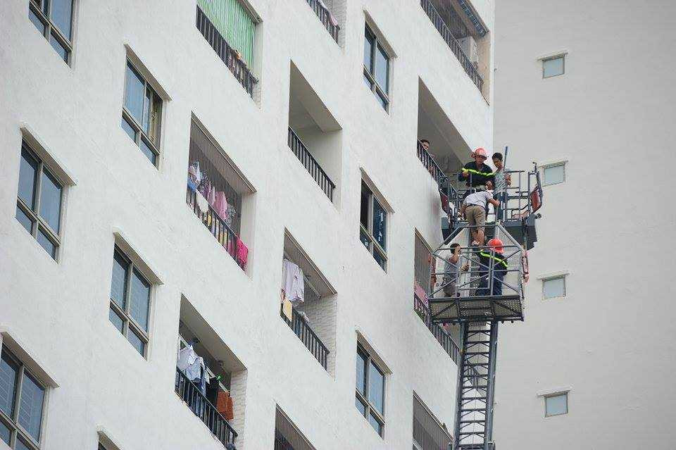 Lực lượng cảnh sát PCCC tiếp cận tầng 12 đưa người bị kẹt xuống đất.