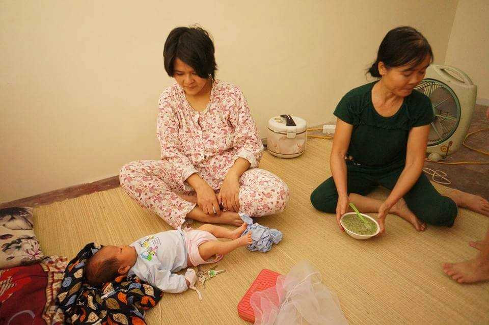 Đang giải cứu nhiều người mắc kẹt trong chung cư bốc cháy ở Hà Nội