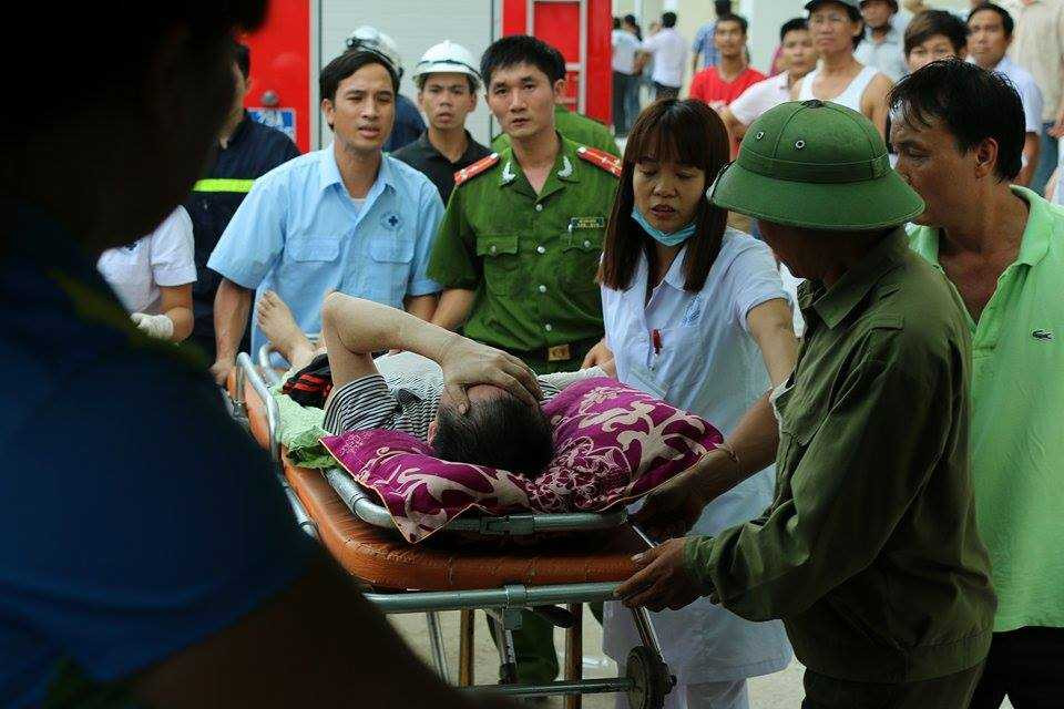 Đang giải cứu nhiều người mắc kẹt trong chung cư bốc cháy ở Hà Nội