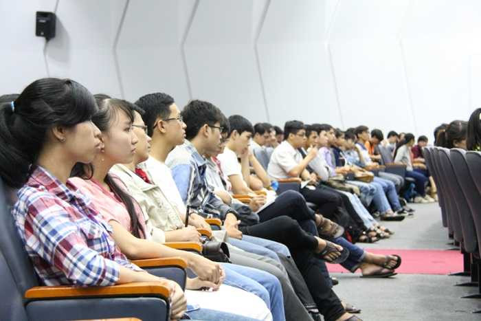 Diễn giả nổi tiếng khuyên sinh viên tin vào chính mình