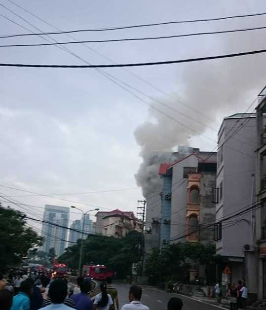 Tại căn nhà nơi xảy ra đám cháy, khói bốc lên nghi ngút.