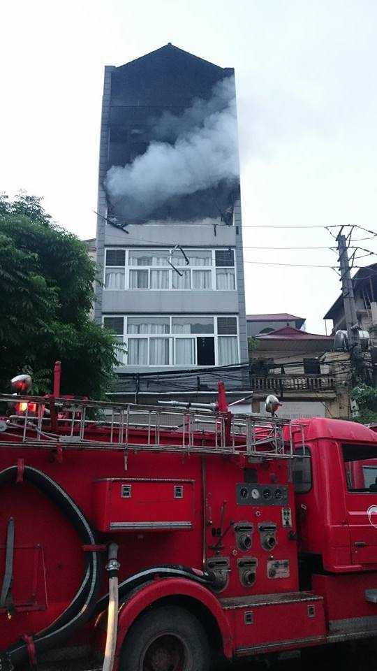 Hà Nội: Nhà cao tầng bốc cháy sau tiếng nổ lớn