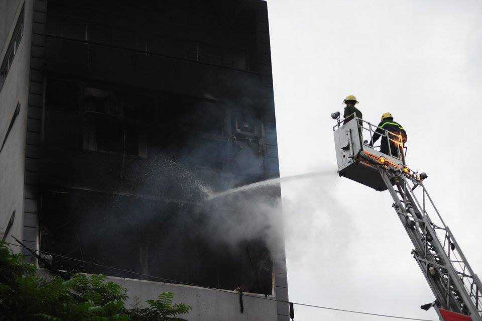 Hà Nội: Nhà cao tầng bốc cháy sau tiếng nổ lớn