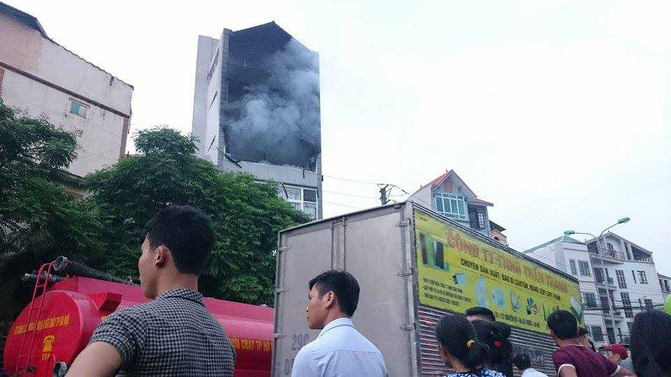 Hà Nội: Nhà cao tầng bốc cháy sau tiếng nổ lớn