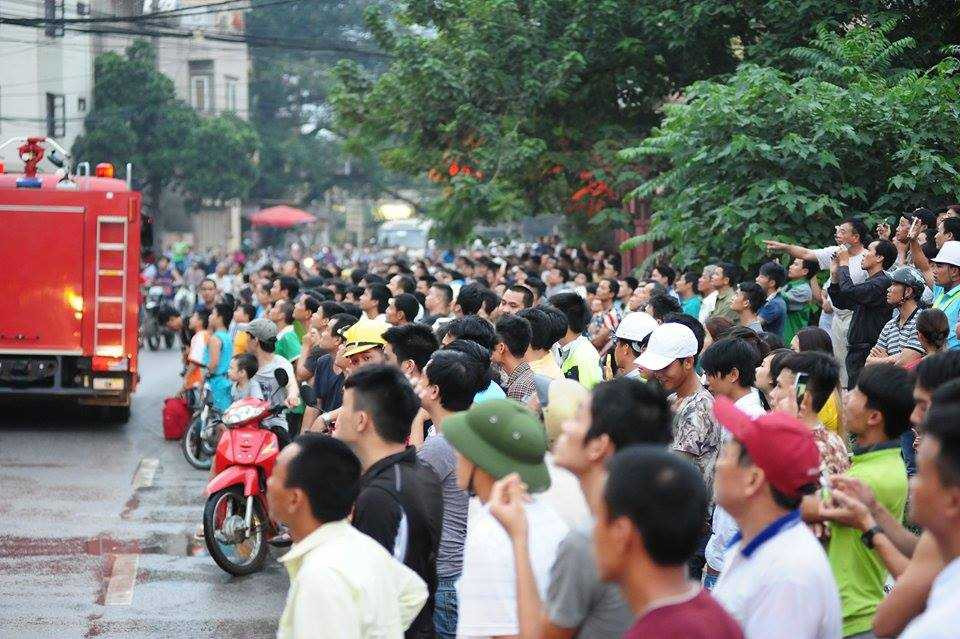Nhiều người dân tập trung tại hiện trường vụ cháy.
