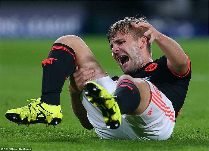Luke Shaw gãy chân sau tình huống va chạm với Hector Moreno