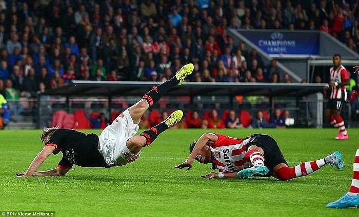 HLV Van Gaal nói: Luke Shaw đã khóc trong phòng thay đồ. Cậu ấy phải thở oxy. Thật là tồi tệ.