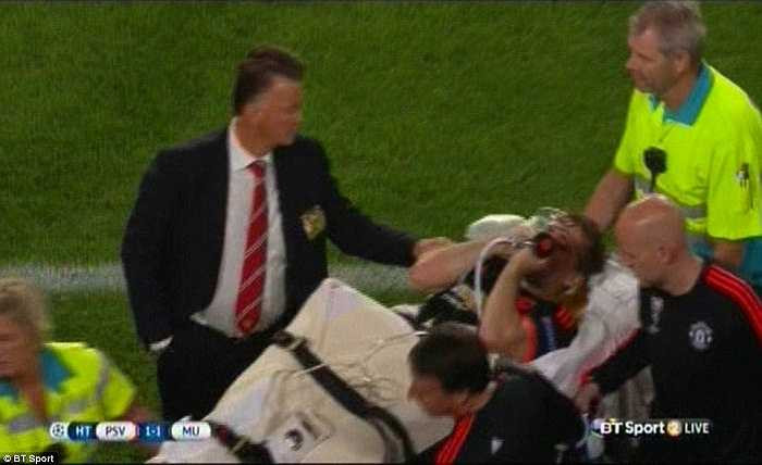 Van Gaal thương cậu học trò cưng. 'Sau một mùa giải khó khăn, cậu ấy đang lấy lại được phong độ. Vậy mà...'