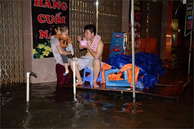 Gia đình êm ấp trong làn nước lạnh - Ảnh: Thanh Tùng (nguồn ảnh: Tuổi Trẻ)