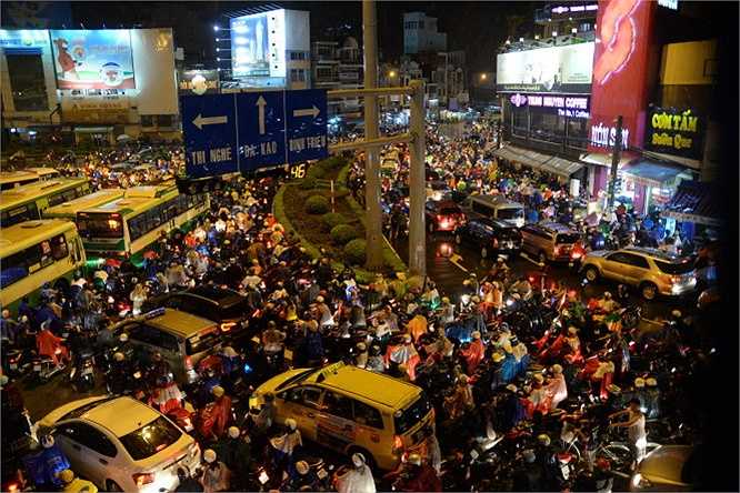 Các hướng đi tại ngã tư Hàng Xanh đều kẹt cứng - Ảnh: Hữu Khoa