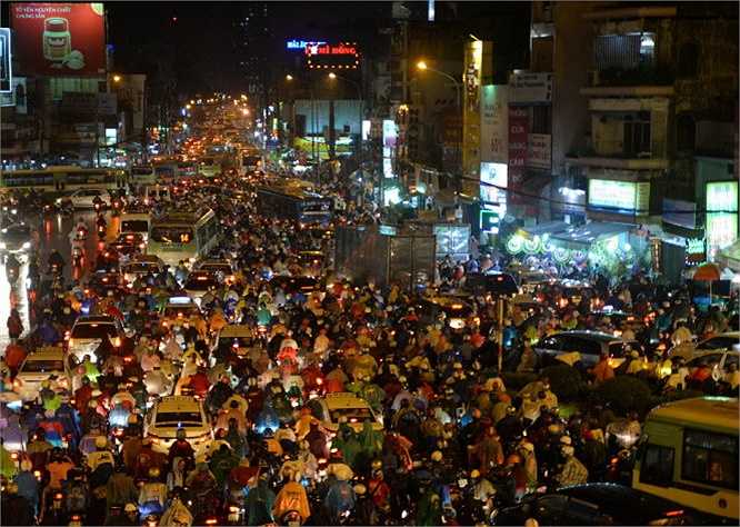 Kẹt xe khủng khiếp trên đường Xô Viết Nghệ Tĩnh - Ảnh: Hữu Khoa