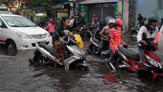 Xe cộ chết máy trên đường - Ảnh: Đức Phú