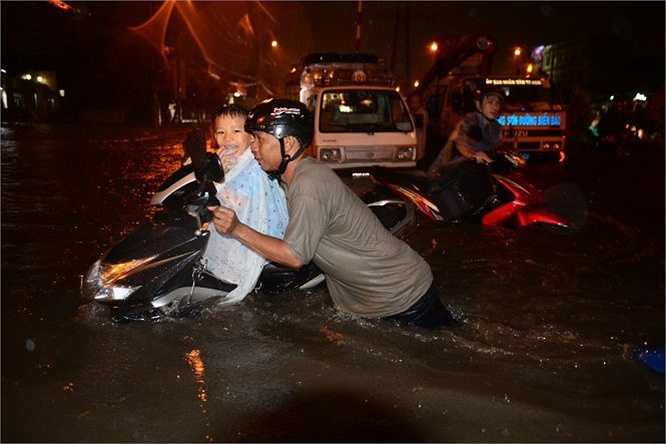 Nước ngập sâu, phương tiện di chuyển khó khăn đường Kinh Dương Vương (Q.Bình Tân) - Ảnh: Thanh Tùng