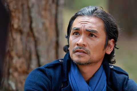 Trong khi đó, Đức Hải trở lại điện ảnh sau phim Trai nhảy với một vai diễn đầy thử thách, nhân vật Huy của anh sẽ khiến phụ nữ đi từ hận chuyển sang thương qua vai người chồng thiếu chung thuỷ. 