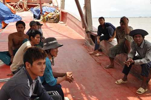 Ngư phủ vẫn chưa hết lo sợ, mệt mỏi. 