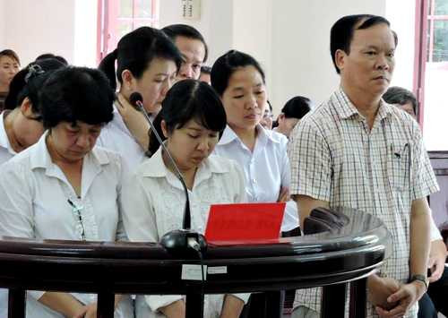 Ông Khải (bìa phải) cùng các bị cáo tại tòa. Ảnh: Xuân Thắng.