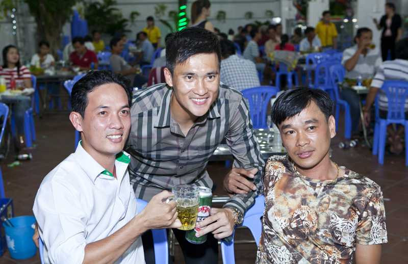 Công Vinh vui vẻ bên bạn bè