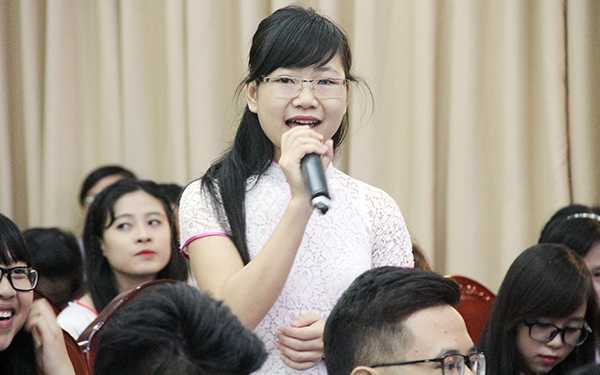 Sinh viên Đại học Khoa học và Xã hội Nhân văn hào hứng đặt câu hỏi cho Phó Thủ tướng (Ảnh: Phạm Thịnh)
