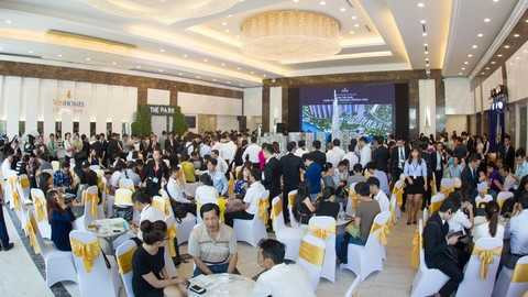 Hàng ngàn lượt khách thăm quan đang tìm hiểu về quần thể The Park trước khi vào xem nhà mẫu