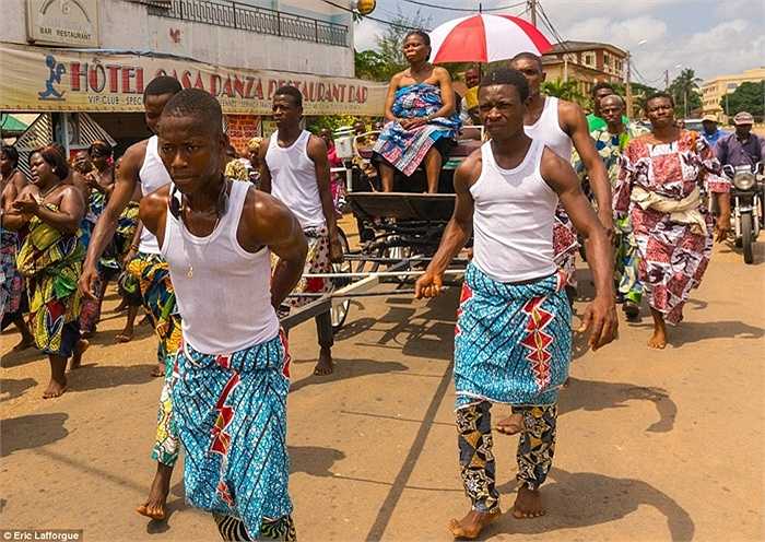 Quốc gia Benin - nằm giữa Nigeria và Togo từng là một siêu cường quốc từ những năm 1200. Các vị vua Benin luôn được coi là người siêu phàm với những khả năng đặc biệt