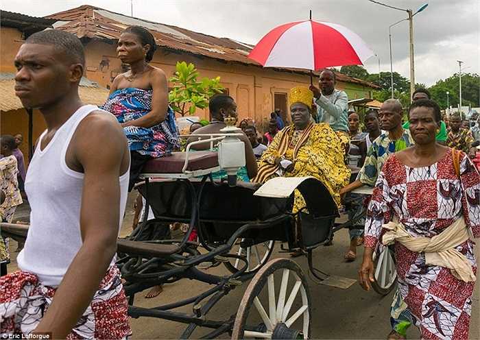 Ngày nay, Benin đã suy yếu rất nhiều nhưng các vị vua vẫn nhận được sự tôn sùng của người dân. Họ vẫn tin tưởng rằng Đức vua của họ sở hữu năng lực siêu phàm cùng khả năng vô hình trong màn đêm
