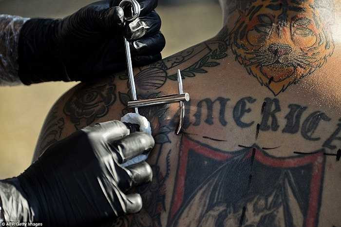 Một chuyên viên xuyên móc kim loại đã được khử trùng vào da của Carnicero trong ngày đầu tiên diễn ra lễ hội