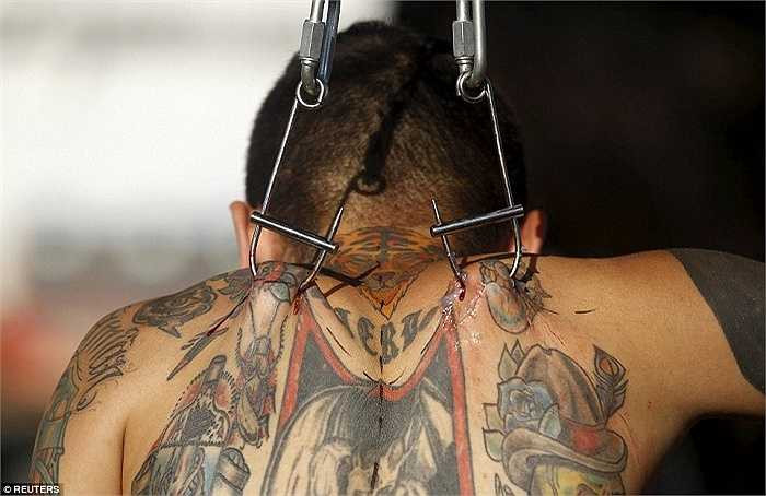 Những chiếc móc kim loại được các nghệ sĩ sử dụng để treo mình trong 3 ngày diễn ra lễ hội