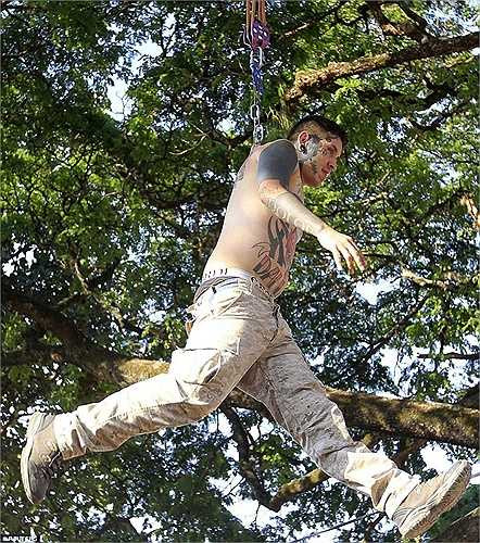 Màn biểu diễn của Carnicero khi anh được nâng lên cao bằng những dây và móc kim loại đâm trực tiếp vào da thịt