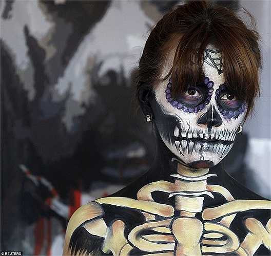 Một người phụ nữ với những hình xăm bằng sơn theo phong cách của lễ hội 'Day of the Dead'