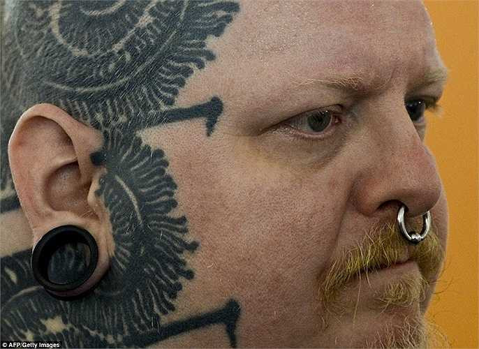 Paul Booth, một thợ xăm hình người Mỹ cũng tham gia sự kiện này