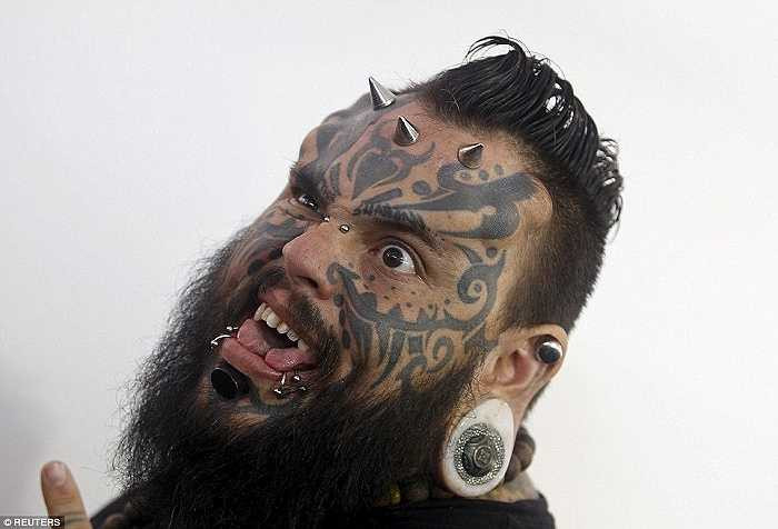 Nghệ sĩ xăm hình Emilio Gonzalez với những hình xăm và những chiếc khuyên trên cằm, môi, mũi, tai và trán