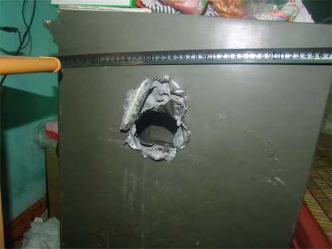 Dấu vết két sắt bị Chủ đục phá