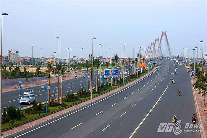 Đường vành đai 2 là tuyến giao thông đường bộ nội đô khép kín của Hà Nội với tổng chiều dài là 43,6 km. 