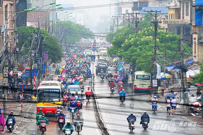 Hiện nay, đường vành đai 2 đoạn qua đầu phố Trường Chinh, Ngã Tư Vọng, Đại La vẫn chưa thi công do công tác đền bù, giải phóng mặt bằng và sắp xếp tái định cư nơi ở mới cho người dân chưa hoàn tất. (Ảnh: Nguyễn Long)